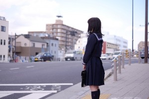 横断歩道前に立つ女子高生
